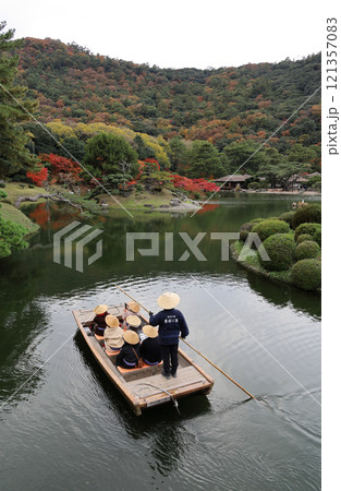 栗林公園の南庭南湖、周遊の和船と紅葉の楓岸・楓嶼、掬月亭 121357083