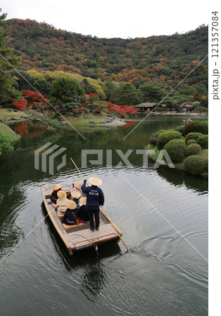 栗林公園の南庭南湖、周遊の和船と紅葉の楓岸・楓嶼、掬月亭 121357084