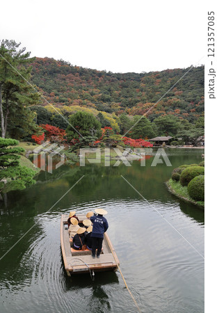 栗林公園の南庭南湖、周遊の和船と紅葉の楓岸・楓嶼、掬月亭 121357085