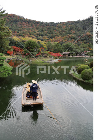 栗林公園の南庭南湖、周遊の和船と紅葉の楓岸・楓嶼、掬月亭 121357086
