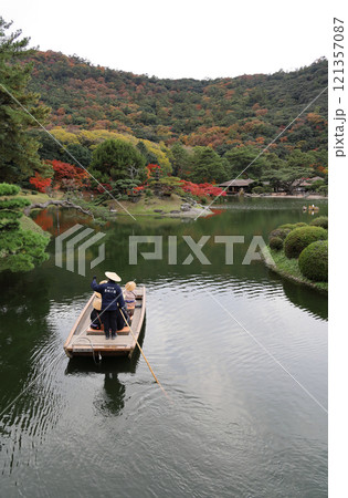 栗林公園の南庭南湖、周遊の和船と紅葉の楓岸・楓嶼、掬月亭 121357087