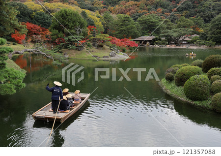 栗林公園の南庭南湖、周遊の和船と紅葉の楓岸・楓嶼、掬月亭 121357088
