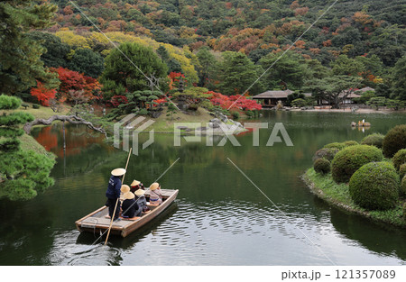 栗林公園の南庭南湖、周遊の和船と紅葉の楓岸・楓嶼、掬月亭 121357089