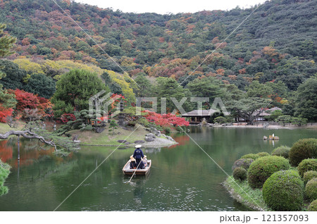 栗林公園の南庭南湖、周遊の和船と天女嶋、紅葉の楓岸・楓嶼、掬月亭 121357093