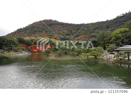 栗林公園の南庭南湖を迎春橋付近からみる(天女嶋、楓岸、渚山、小松亭) 栗林公園の南庭南湖を迎春橋付近からみる(天女嶋、楓岸、渚山、小松亭) 121357096