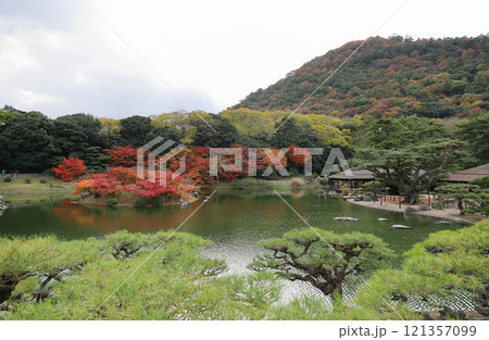 栗林公園の南庭南湖、渚山から見る楓嶼、楓岸、掬月亭 121357099