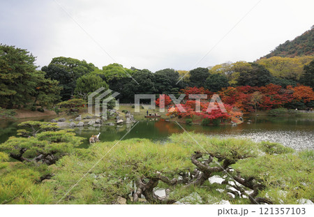 栗林公園の南庭南湖、渚山から見る仙磯、天女嶋、楓嶼、楓岸 栗林公園の南庭南湖、渚山から見る仙磯、天女嶋、楓嶼、楓岸 121357103
