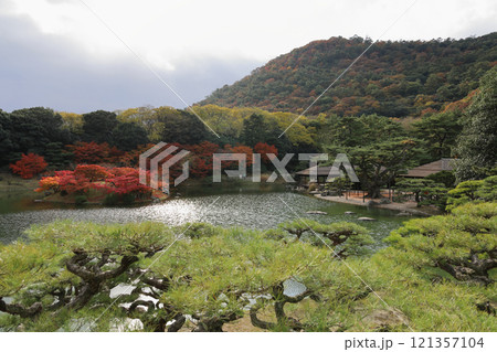 栗林公園の南庭南湖、渚山から見る楓嶼、楓岸、掬月亭 栗林公園の南庭南湖、渚山から見る楓嶼、楓岸、掬月亭 121357104