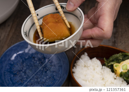 弁当箱にご飯やおかずを詰める手元 弁当箱にご飯やおかずを詰める手元 121357361
