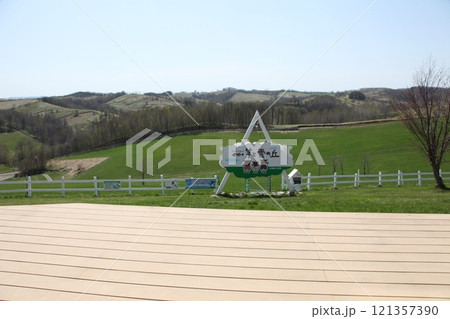 羊と雲の丘の風景_士別市 羊と雲の丘の風景_士別市 121357390