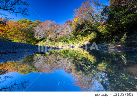 埼玉県比企郡嵐山町鎌形 武蔵嵐山渓谷の紅葉と槻川水面に映る水鏡 埼玉県比企郡嵐山町鎌形 武蔵嵐山渓谷の紅葉と槻川水面に映る水鏡 121357602