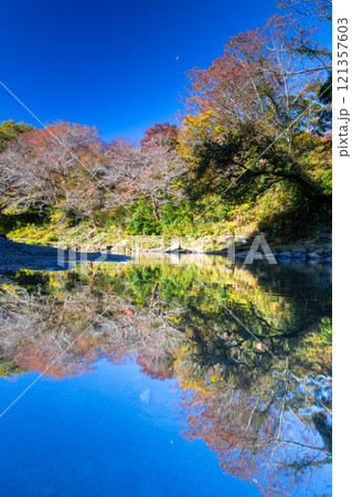 埼玉県比企郡嵐山町鎌形 武蔵嵐山渓谷の紅葉と槻川水面に映る水鏡 埼玉県比企郡嵐山町鎌形 武蔵嵐山渓谷の紅葉と槻川水面に映る水鏡 121357603