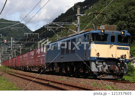 伯備線をゆくEF64形牽引の貨物列車 121357605