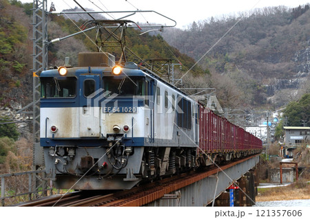 伯備線をゆくEF64形牽引の貨物列車 121357606