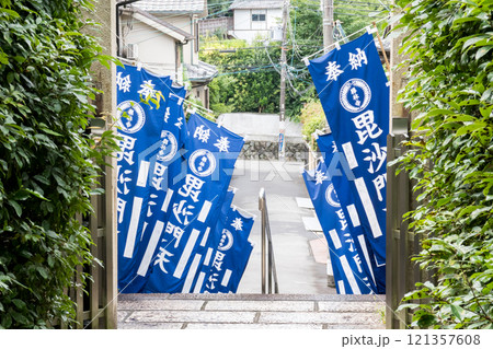 【勝林寺】南門から見る参道 121357608