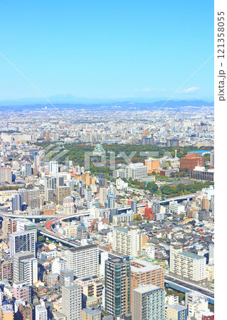 愛知県名古屋市、多くの高層ビルが立ち並ぶ名古屋城周辺の風景 愛知県名古屋市、多くの高層ビルが立ち並ぶ名古屋城周辺の風景 121358055