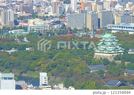 愛知県名古屋市、多くの高層ビルが立ち並ぶ名古屋城周辺の風景 愛知県名古屋市、多くの高層ビルが立ち並ぶ名古屋城周辺の風景 121358094