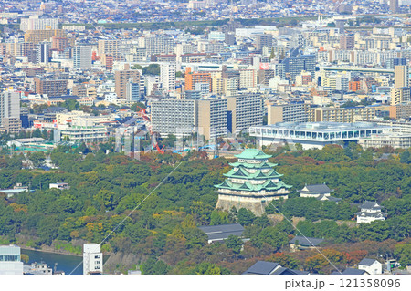 愛知県名古屋市、多くの高層ビルが立ち並ぶ名古屋城周辺の風景 愛知県名古屋市、多くの高層ビルが立ち並ぶ名古屋城周辺の風景 121358096
