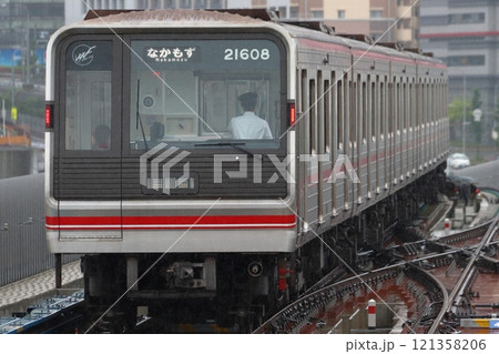 箕面萱野駅を発車する大阪メトロ御堂筋線21系電車 箕面萱野駅を発車する大阪メトロ御堂筋線21系電車 121358206