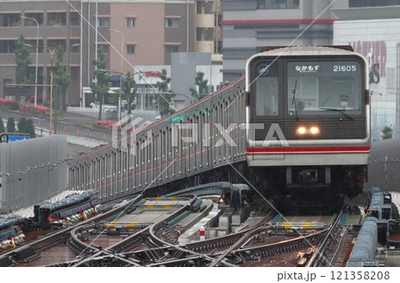 箕面萱野駅に到着する大阪メトロ御堂筋線21系電車 121358208