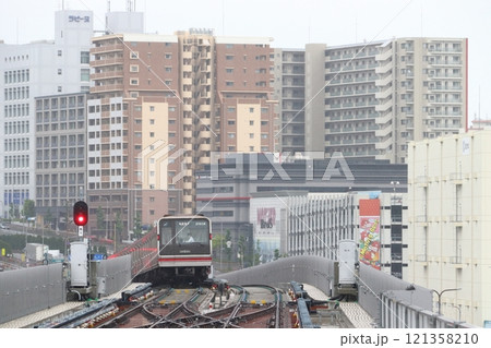 箕面萱野駅を発車する大阪メトロ御堂筋線21系電車 121358210
