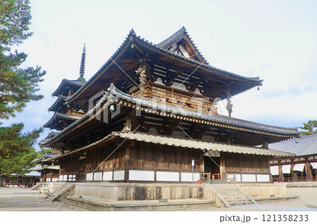 法隆寺・金堂（奈良県・斑鳩町） 121358233