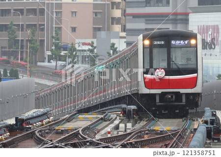 箕面萱野駅に到着する大阪メトロ御堂筋線30000系電車(北大阪急行延伸HM) 箕面萱野駅に到着する大阪メトロ御堂筋線30000系電車(北大阪急行延伸HM) 121358751