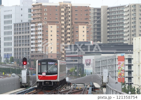 箕面萱野駅を発車する大阪メトロ御堂筋線30000系電車(北大阪急行延伸HM) 箕面萱野駅を発車する大阪メトロ御堂筋線30000系電車(北大阪急行延伸HM) 121358754