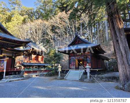 早朝の三峯神社 祖霊社と本殿 早朝の三峯神社 祖霊社と本殿 121358787