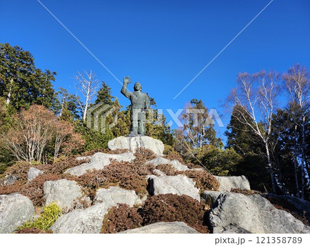 三峯神社　青空に浮かぶ日本武尊銅像 121358789