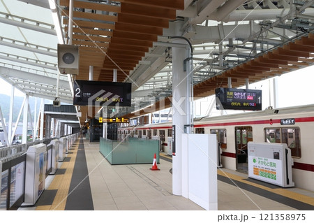 箕面萱野駅に停車中の北大阪急行電鉄南北線8000形電車 箕面萱野駅に停車中の北大阪急行電鉄南北線8000形電車 121358975