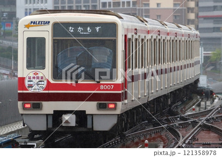 箕面萱野駅を発車する北大阪急行電鉄南北線8000形電車 箕面萱野駅を発車する北大阪急行電鉄南北線8000形電車 121358978