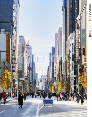 休日の銀座 歩行者天国 ※一部ソフトフォーカス 休日の銀座 歩行者天国 ※一部ソフトフォーカス 121359006