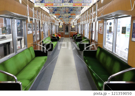 ［M］地下鉄御堂筋線直通：北大阪急行電鉄南北線8000形（電車内） 121359050