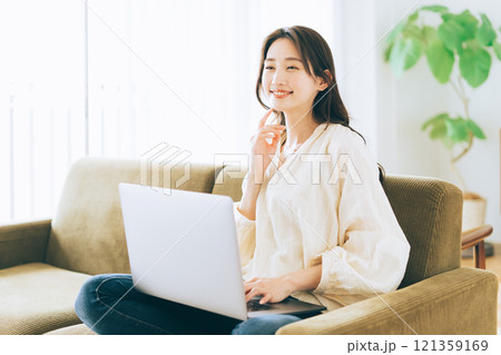 ソファでパソコンを使う女性 ソファでパソコンを使う女性 121359169