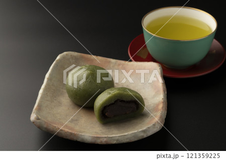 草餅　よもぎ餅　春の味覚　黒背景 121359225