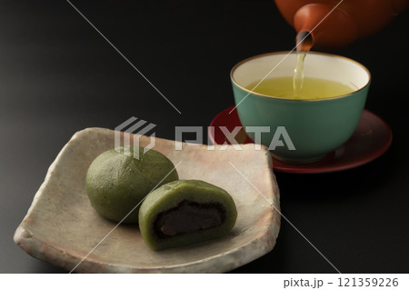 草餅　よもぎ餅　春の味覚　黒背景 121359226