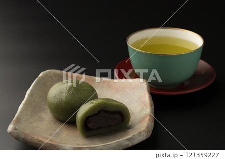 草餅　よもぎ餅　春の味覚　黒背景 121359227