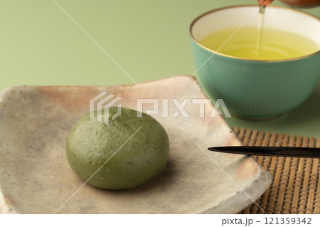 草餅　よもぎ餅　春の味覚　緑背景 121359342