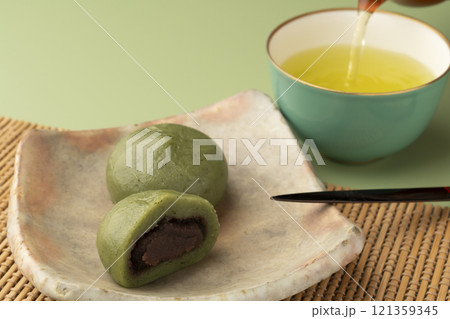草餅 よもぎ餅 春の味覚 緑背景 草餅 よもぎ餅 春の味覚 緑背景 121359345