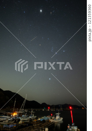 日本の岡山県備前市の頭島の美しい星空 日本の岡山県備前市の頭島の美しい星空 121359360