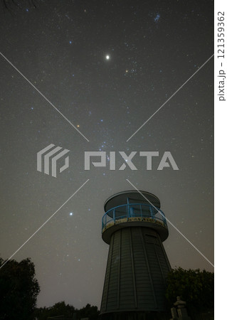 日本の岡山県備前市の頭島の美しい星空 121359362