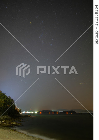 日本の岡山県備前市の頭島の美しい星空 日本の岡山県備前市の頭島の美しい星空 121359364