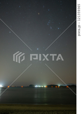 日本の岡山県備前市の頭島の美しい星空 121359365