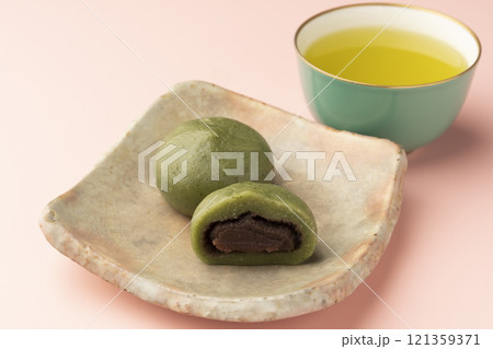 草餅　よもぎ餅　春の味覚　ピンク背景 121359371