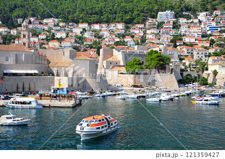クロアチアにあるドゥブロブニクのとても美しい街並み風景 121359427