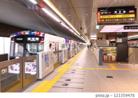 ［M13］新大阪駅を発車する地下鉄御堂筋線30000系万博ラッピング車 121359478