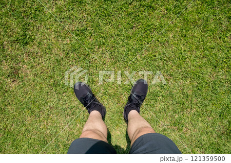 公園で運動する中年男性の下半身 公園で運動する中年男性の下半身 121359500