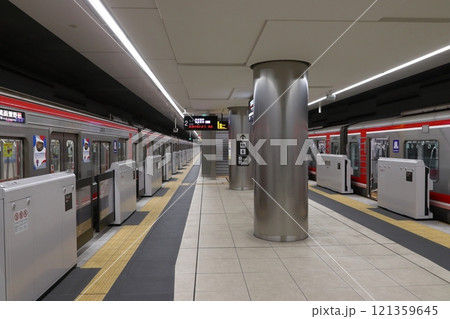 ［M07］箕面船場阪大前駅に停車中の大阪メトロ御堂筋線21系・30000系電車 121359645