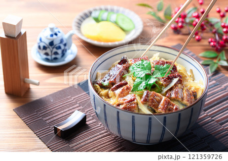 うな玉丼 （ふわっふわのうなぎに卵が絡まってご飯が進みます） 121359726